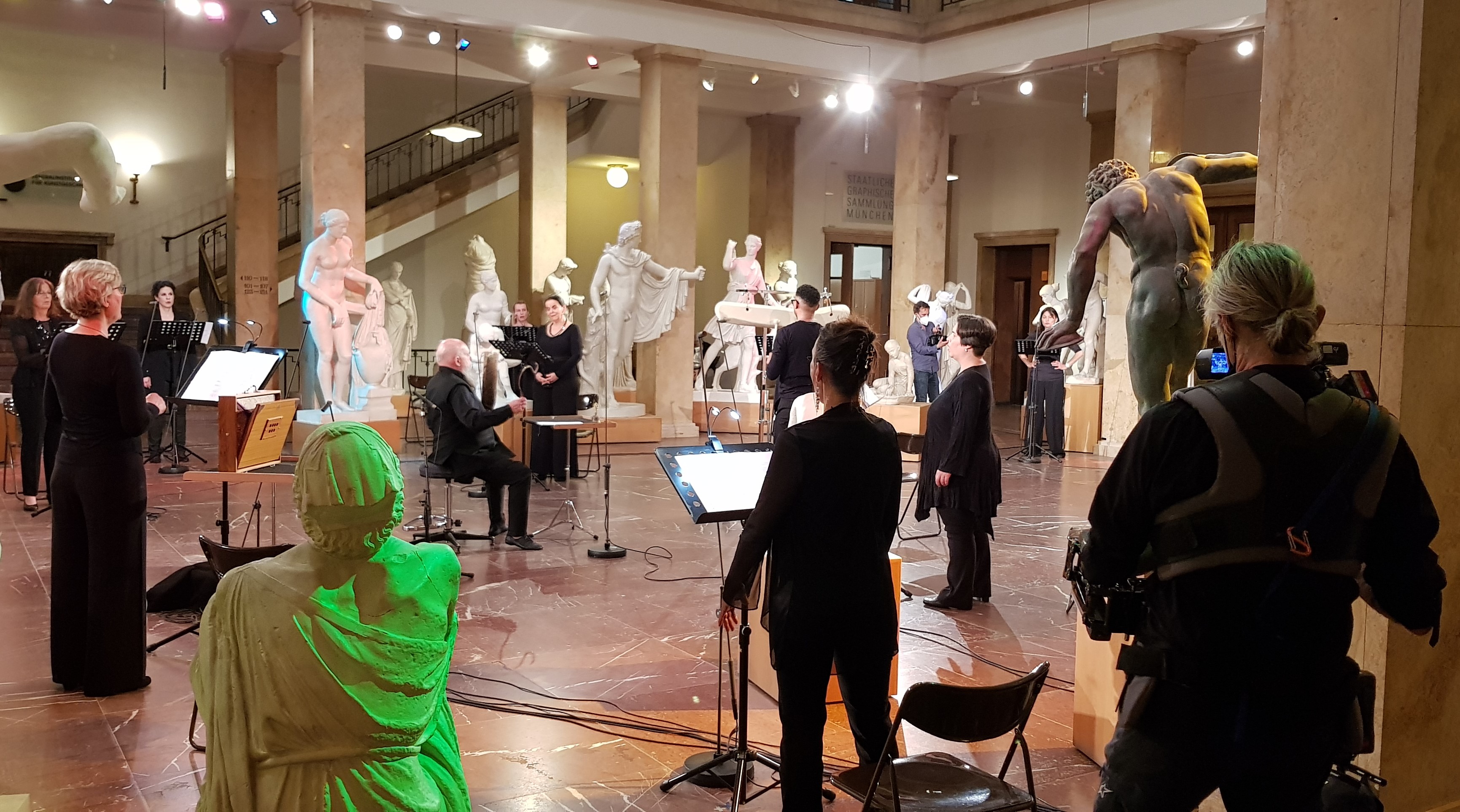 Musiker spielen ein Konzert im Museum, dass gefilmt wird