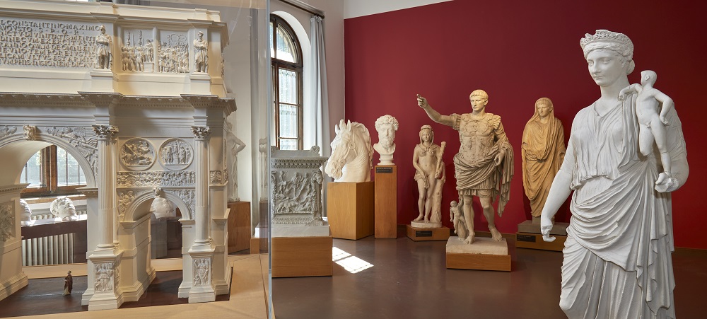 Ein Raum mit dem Modell des Konstantinbogens. Dahinter stehen Statue des Kaiser Augustus