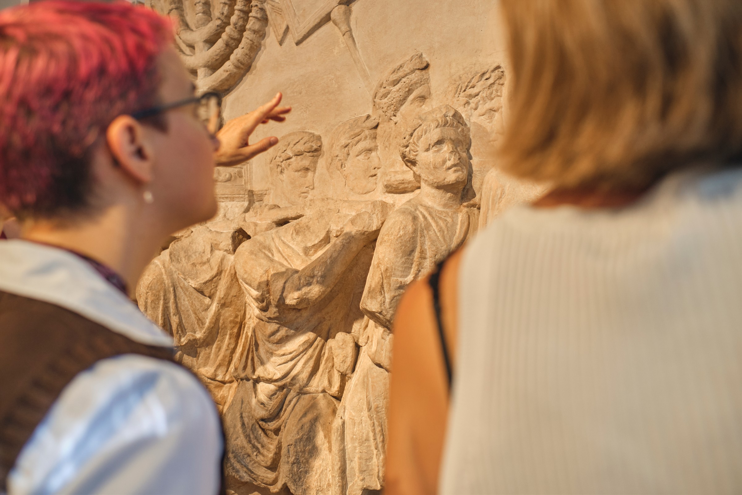 2 Frauen betrachten ein Relief